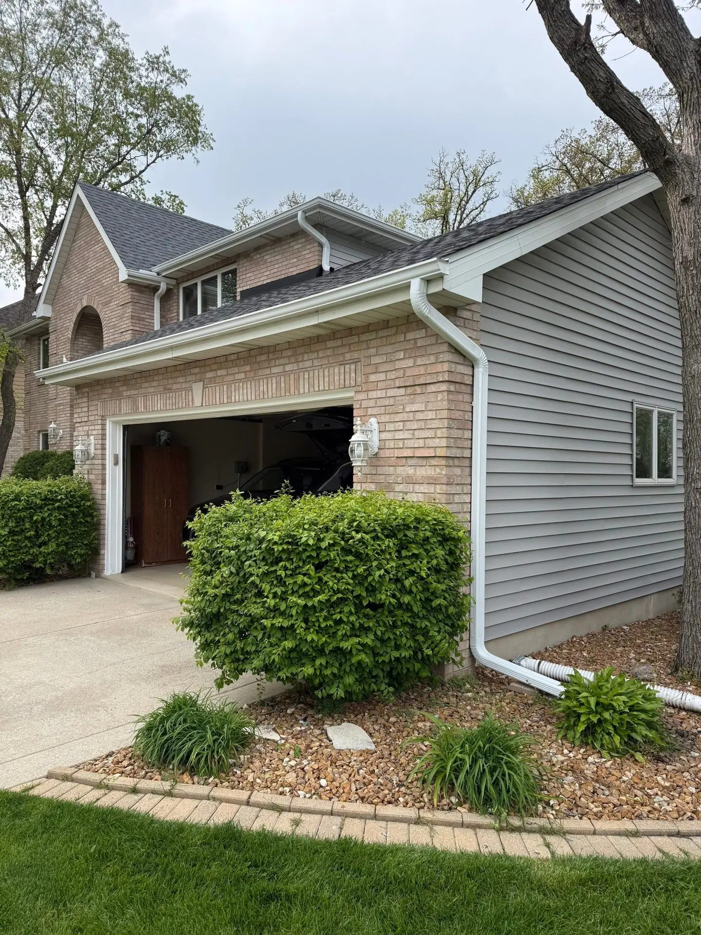 Roof, gutters and chimney flashing — photo 6