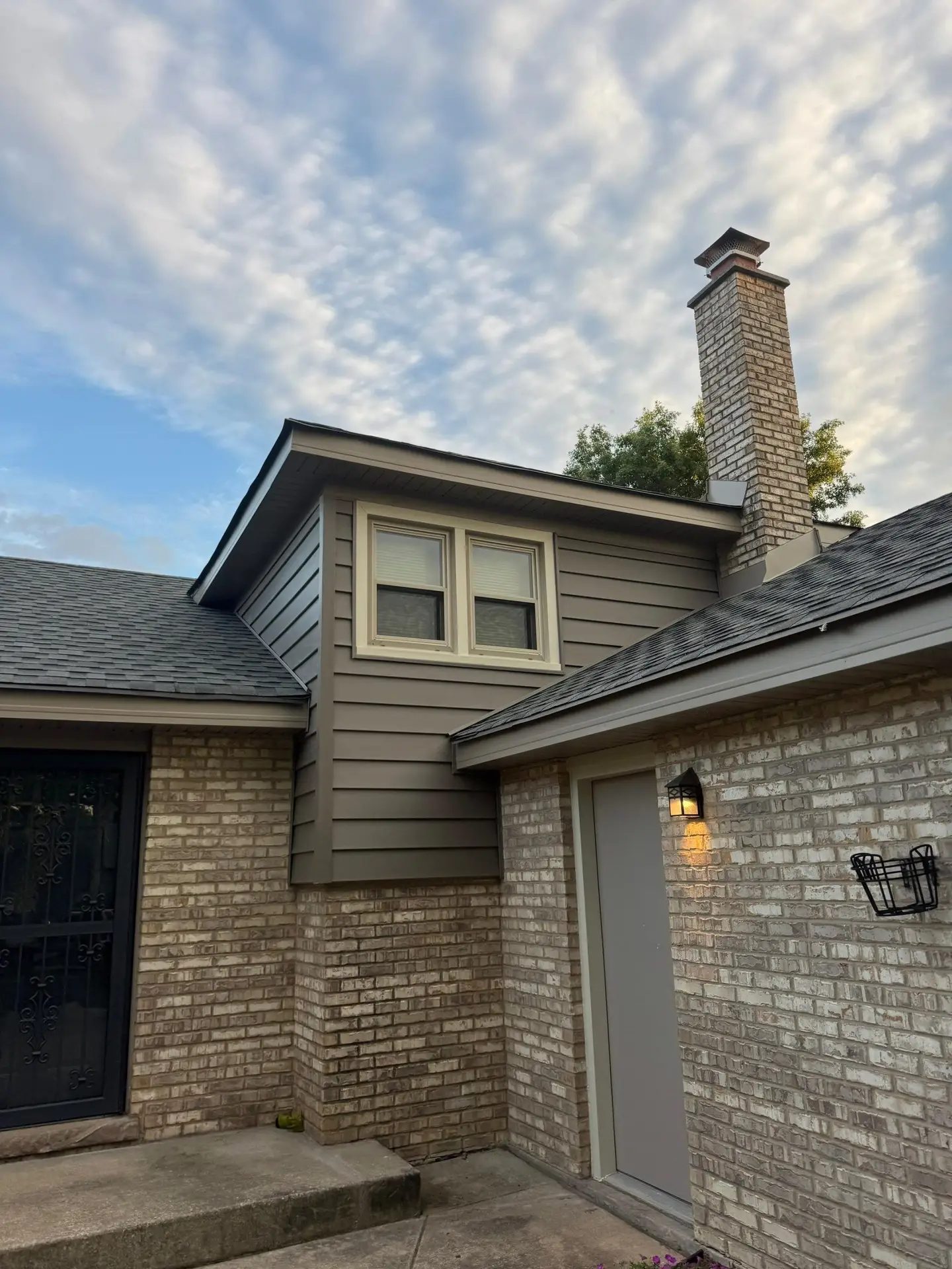 Roof, siding and gutters — photo 6